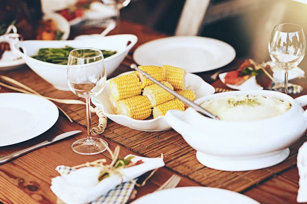 Tisch Essen Und Gemüse Zum Abendessen Und Feiern Weihnachten Thanksgiving — Stockfoto