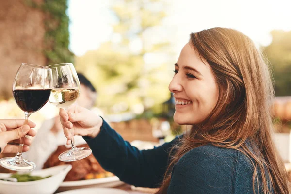 Anggur Panggang Gelas Dan Pesta Makan Malam Perayaan Dengan Seorang — Stok Foto