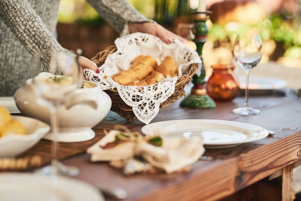 Konukseverlik Bayram Kutlama Için Yemek Masasında Kadın Elleriyle Yemek Ekmek — Stok fotoğraf