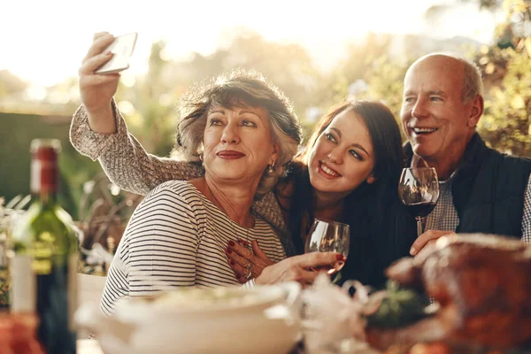 Aile Telefon Özçekimi Mutlu Şükran Günleri Öğle Yemeği Evde Şarap — Stok fotoğraf