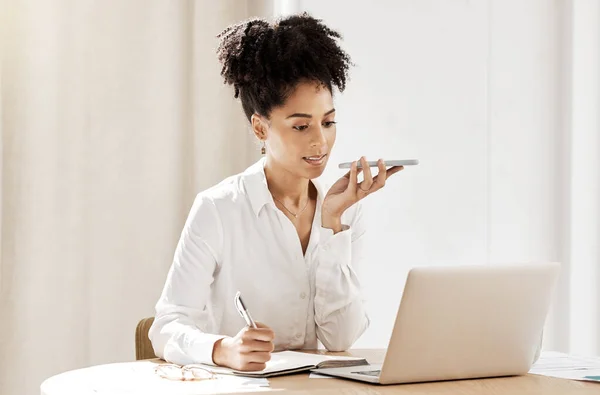 Zwarte Vrouw Telefoongesprek Praten Met Laptop Voor Gesprek Planning Vrouwelijke — Stockfoto