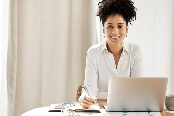 Notebook Laptop Dan Potret Wanita Bisnis Kantor Untuk Mockup Untuk — Stok Foto