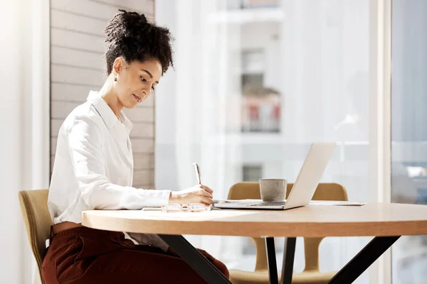 Perusahaan Laptop Atau Wanita Bisnis Hitam Menulis Dalam Penelitian Notebook — Stok Foto