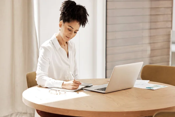 妇女用笔记本 笔记本电脑和会计 审计师或财务顾问的总公司书写 财务报告 战略和预算规划 从事税务审计文件研究的黑人妇女 — 图库照片