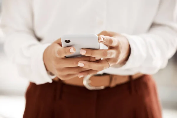 Zoom Ręce Lub Czarna Kobieta Telefonem Tworzenia Sieci Komunikacji Lub — Zdjęcie stockowe