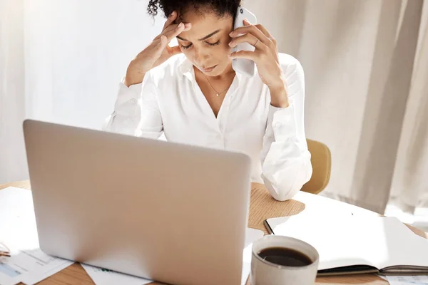 Llamada Telefónica Estrés Mujer Negra Frustrada Laptop Reportaje Robo Con — Foto de Stock