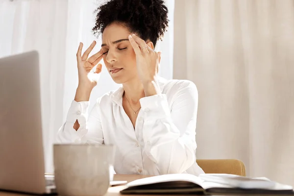 Kopfschmerzen Burnout Und Geschäftsfrau Mit Laptop Gegen Stress Angst Und — Stockfoto