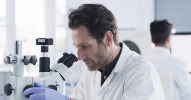 Hombre Científico Forense Microscopio Investigación Laboratorio Para Cura Enfermedades Organismos — Vídeo de stock