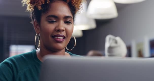 Student Twarz Laptop Kobietą Przeglądającą Online Celu Przeprowadzenia Badań Uniwersyteckich — Wideo stockowe