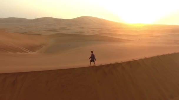 사막이나 드론을 아프리카 비아의 언덕에 발자국 — 비디오