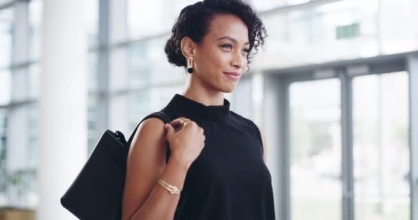 Корпоративная Черная Женщина Счастливая Ходить Офис Предпринимателем Видение Успеха Африканский — стоковое видео