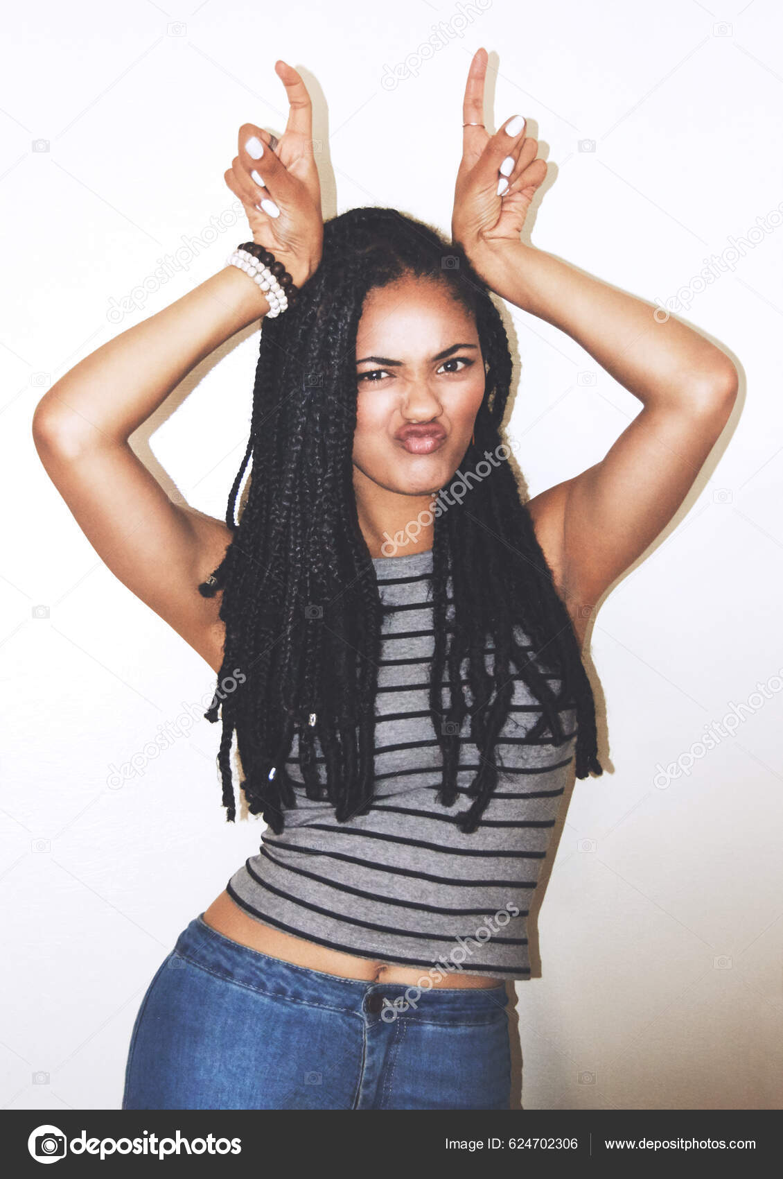 Retrato Gesto Mão Chifres Com Uma Mulher Negra Posando Estúdio — Foto ©  PeopleImages.com #624702306, image size:1130x1700
