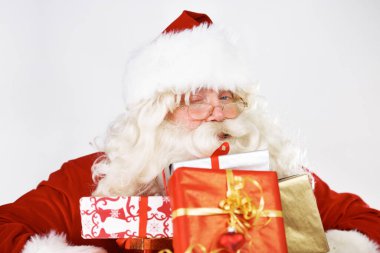 Geleneksel bayram reklamı için Noel Baba ve hediye portresi. Beyaz stüdyo model pazarlama üzerine renkli kurdele kutuları olan hediye ve Noel Baba Adam