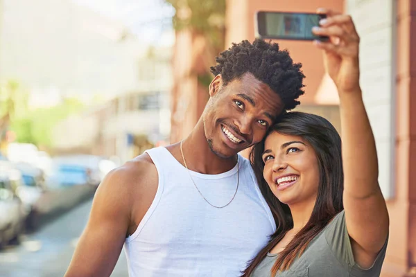カップル 笑顔と夏休みのための都市での携帯電話の自撮り 旅行の冒険と一緒に屋外で楽しみます 幸せな黒人男性または女性とともに5Gモバイル笑顔のためのソーシャルメディア写真のためにプエルトリコ休日 — ストック写真