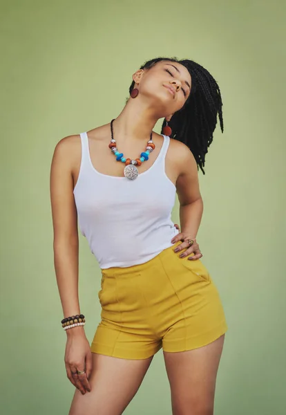 年轻的黑人妇女 时尚和风格与珠宝 时髦和五彩缤纷的项链与绿色工作室背景的自信姿势 带有化妆品珠宝和时尚造型的非洲模特 — 图库照片