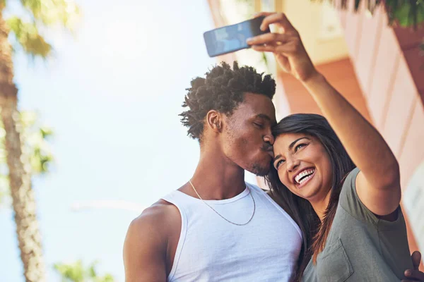 セルフィー 異人種間のカップル市内の電話で 日付と一緒に記憶と幸福 5Gテクノロジー 愛と黒の男と笑顔で携帯写真のための愛情を持つ女性 — ストック写真
