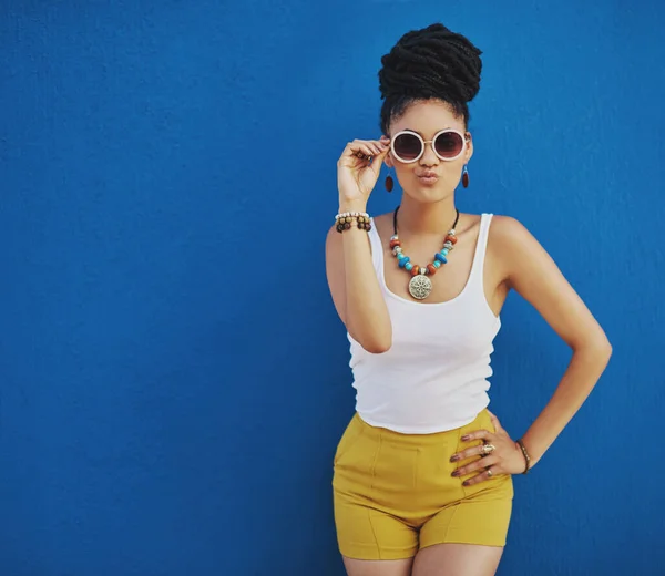 Moda Verão Mulher Preta Com Óculos Sol Parede Fundo Azul — Fotografia de Stock