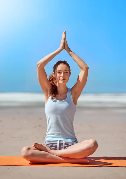 Beach Yoga Och Zen Kvinna Meditation Med Frihet Mindfulness Och — Stockfoto
