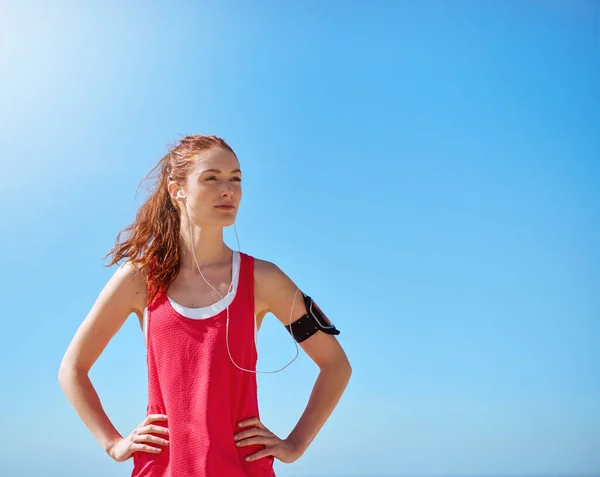 Koşucu Kadın Açık Havada Gökyüzünde Müzik Kulaklıkları Yazın Motivasyon Antrenman — Stok fotoğraf