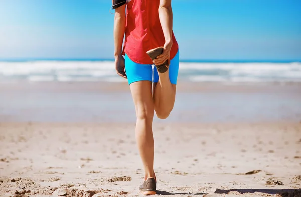 Kadın Koşucu Esneme Plaj Sporu Egzersiz Kum Güneş Işığı Dalgalarla — Stok fotoğraf
