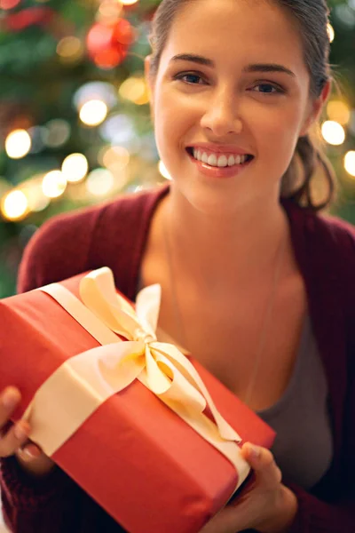 Vrouwenportret Kerstcadeau Vakantieviering Vrolijke Glimlach Boom Met Decoratie Achtergrond Huis — Stockfoto