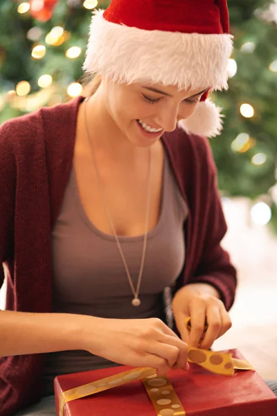 Kerstmis Heden Gelukkig Jonge Vrouw Openen Van Een Doos Bij — Stockfoto
