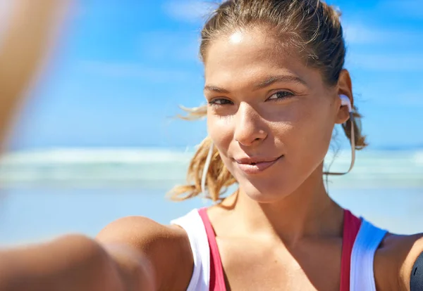 在大自然的户外运动中 与一个听音乐的女运动员一起进行自我 海滩和健身锻炼 在海上或海上训练的女运动员的肖像 健康和健康 — 图库照片