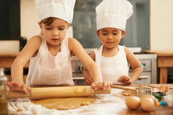 Hornear Ayudar Los Niños Cocina Con Masa Para Galletas Juntos —  Fotos de Stock