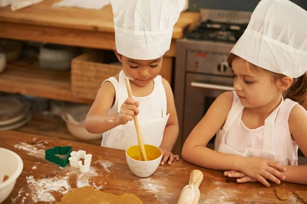 Niños Aprendiendo Horneando Una Cocina Con Chicas Ligadas Curiosas Mezclando —  Fotos de Stock