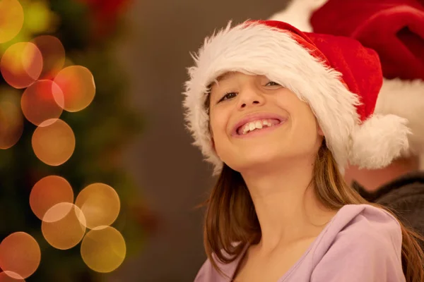 Πορτρέτο Παιδί Και Χριστούγεννα Ένα Καπέλο Santa Για Γιορτάσουν Την — Φωτογραφία Αρχείου