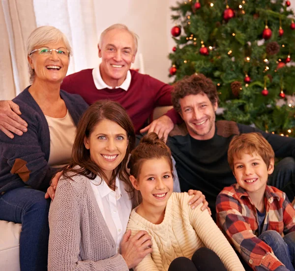 快乐的家人在沙发上的肖像 欢度佳节 欢庆佳节 与家中客厅里的人一起支持 放松和微笑 一起送礼 送礼和感恩 — 图库照片