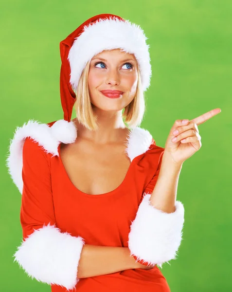 クリスマス サンタの帽子 スタジオのモデル女性がお祭りの季節の緑の背景にいます 休日のためのXmsの服の女性とのマーケティング 広告および伝統 — ストック写真