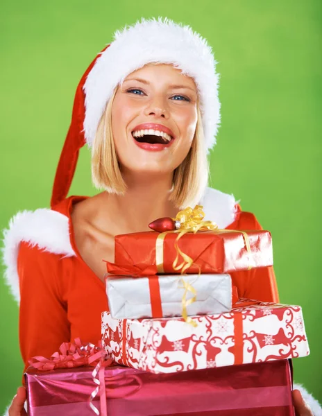 顔やクリスマスの贈り物 お祝いやお祝いの休日 肖像画や緑のモックアップスタジオの背景 Xmas サンタの衣装と幸せなモデル ボックスと笑顔でプレゼント スタジオと幸福 — ストック写真