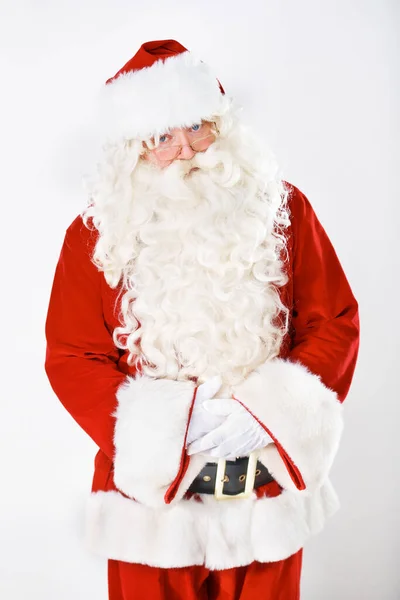 キリスト教の冬の休日のお祝いのための赤い衣装で白い背景を持つスタジオでの父クリスマスの肖像画 Marketing シニアまたはサンタクラスの顔販売オファー プロモーションまたは割引価格で — ストック写真