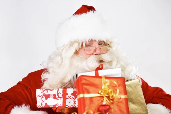 伝統的なお祝いの休日の広告のためのウィンクとクリスマス サンタとギフトの肖像画 プレゼント 与えるとサンタクラスの男とともにカラフルなリボンボックス上のホワイトスタジオモックアップマーケティング — ストック写真