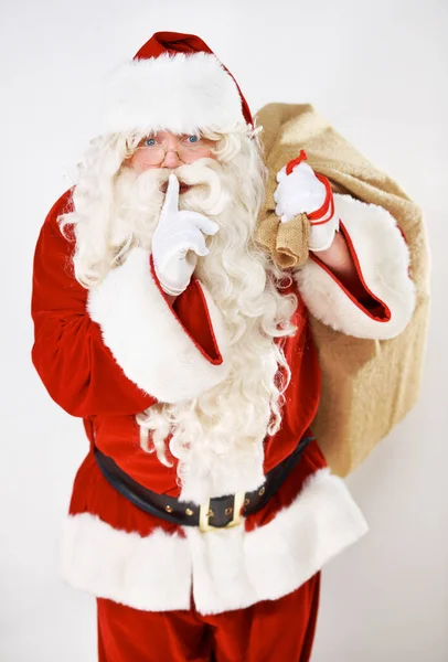 Święty Mikołaj Sekretny Szept Grubego Świątecznego Mężczyzny Torbą Prezentów Prezentów — Zdjęcie stockowe