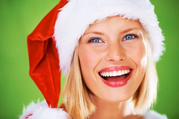 お祝いのための緑の背景にスタジオでモデルの女性と顔 美しさとクリスマス 休日にサンタの帽子をかぶっている魅力的な若い女性と肖像画 幸せと笑顔 — ストック写真