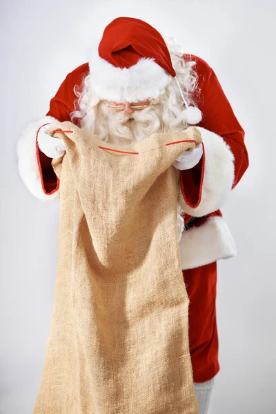 Santa Claus Taška Dárek Mužem Kostýmu Pózuje Studiu Šedém Pozadí — Stock fotografie