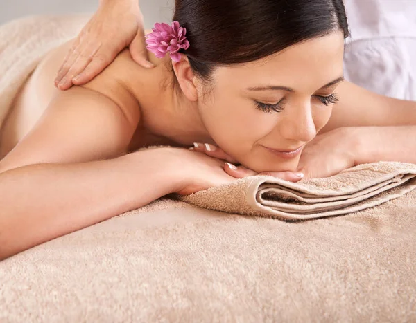 Détendez Vous Bien Être Massage Avec Une Cliente Dans Spa — Photo