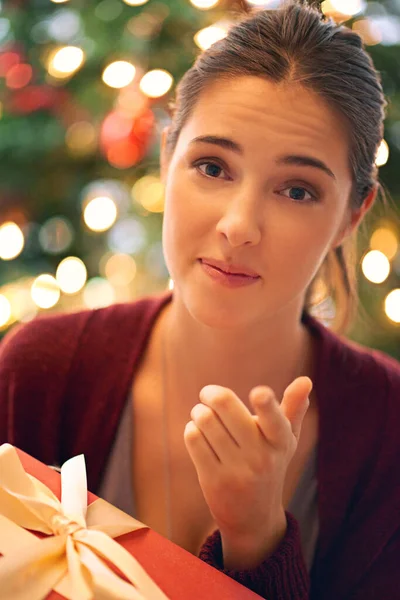 Kerstmis Geschenk Vrouw Wijzen Naar Keuze Persoon Cadeau Geven Voor — Stockfoto