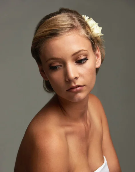 Piękno Pielęgnacja Skóry Kobieta Kwiatem Włosach Studio Wellness Skóry Makijażu — Zdjęcie stockowe