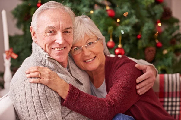 Χριστούγεννα Αγάπη Και Πορτραίτο Ενός Ηλικιωμένου Ζευγαριού Που Αγκαλιάζεται Δένεται — Φωτογραφία Αρχείου