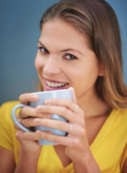 Sabah Motivasyonu Için Mutlu Kadın Stüdyo Kahve Çay Enerji Için — Stok fotoğraf