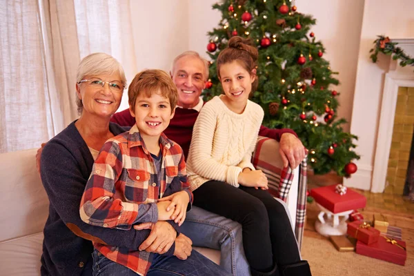 Boże Narodzenie Para Seniorów Kanapa Dla Wnuków Szczęście Lub Relaks — Zdjęcie stockowe