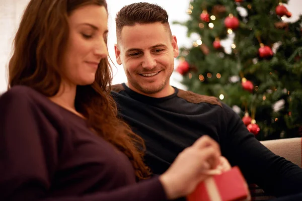 Cadeau Kerstmis Koppel Ontspannen Samen Voor Feestviering Gelukkig Glimlach Verrassing — Stockfoto