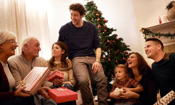 Boże Narodzenie Rodzina Dar Dla Szczęścia Radości Więzi Razem Uśmiechem — Zdjęcie stockowe