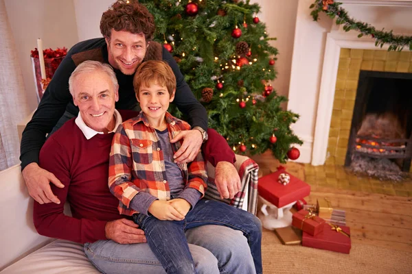 Bir Noel Etkinliğinde Bir Büyükbaba Baba Çocuğun Portresi Kanepede Birlikte — Stok fotoğraf