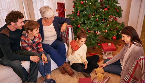 Natal Família Presente Aberto Salão Felizes Sorrir Juntos Para Temporada — Fotografia de Stock