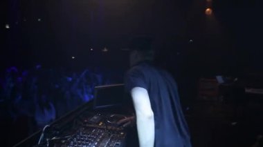 DJ, kulüp müziği ve parti için dans sahnesi, disko ışığı, kalabalık dansı ve festival kutlaması olan konser ve gece kulübü. Edm partisi, rock etkinliği ve sanatçı müzik festivali performansı veya tekno müzisyen.