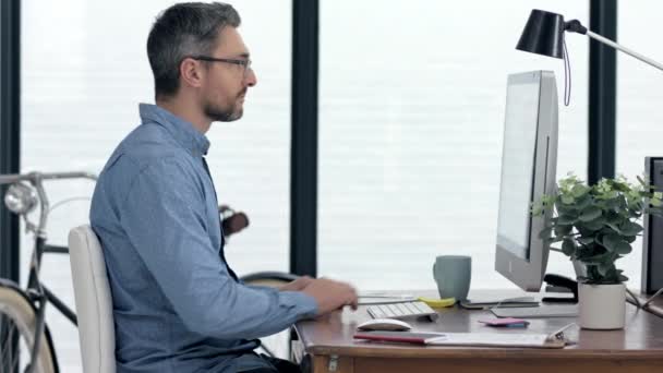 具有协同 策略和数字技术的商务人士 步行和员工在公司团队的办公桌前打字 办公室职员 公司电脑及专业人士在工作间午休 — 图库视频影像